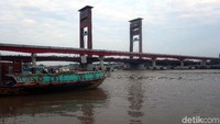 Jalur LRT berdampingan dengan Jembatan Ampera.