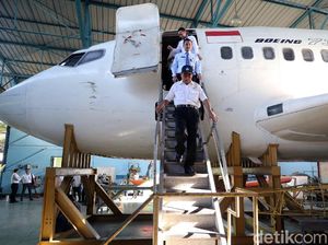 Usai Cek UN, Mendikbud Tinjau Bengkel Pesawat SMK 29