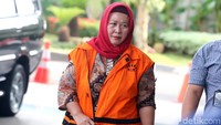 Panitera pengganti PN Tangerang Tuti Atika jalani pemeriksaan di gedung KPK, Jakarta, Senin (2/4/2018).