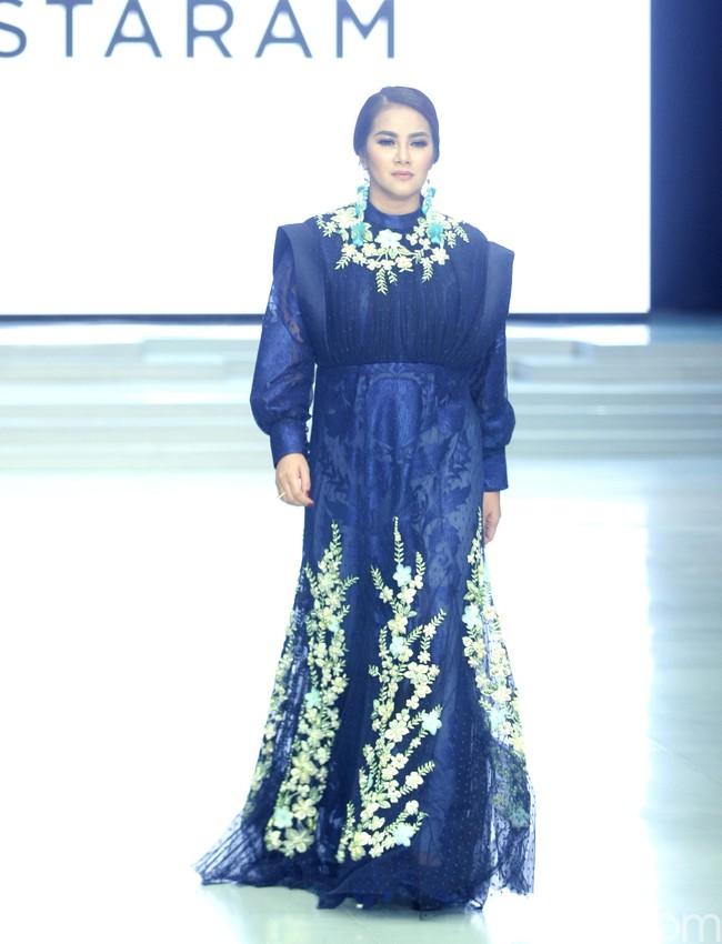 Olla Ramlan juga memakai dua busan berbeda dari dua desainer, yakni Malik Moestaram dan Barli Asmara. Lenggak-lenggoknya yang luwes mencuri perhatian para tamu yang hadir. Foto: Mohammad Abduh/Wolipop