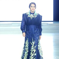 Olla Ramlan juga memakai dua busan berbeda dari dua desainer, yakni Malik Moestaram dan Barli Asmara. Lenggak-lenggoknya yang luwes mencuri perhatian para tamu yang hadir. Foto: Mohammad Abduh/Wolipop