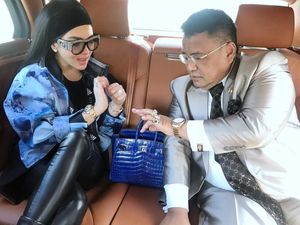 Posting Momen Kenangan Bareng Syahrini, Hotman Paris Masih Sakit Hati?