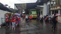 Ratusan pekerja ramai-ramai berjalan kaki bergegas meninggalkan pabrik. Beberapa mengambil sepeda motor di tempat penitipan, ada pula yang mencari angkot di tepi jalan. Pemandangan di sudut pabrik rokok Gudang Baru itu seakan tidak terpengaruh sama sekali dengan gugatan konglomerat Gudang Garam.