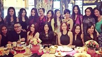 Arisan sambil makan! Terlihat aneka dessert cantik dan beberapa pasta yang tersaji di meja. Arisannya saja di restoran mewah, bisa dipastikan kalau nominal uang arisannya tidak sedikit ya. Foto: Instagram @aurakasih