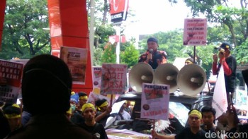 Sementara itu di Makassar, para pedagang pulsa melakukan unjuk rasa di Grapari Telkomsel Makassar Jalan AP Pettarani Makassar. Peserta aksi menilai Kominfo telah ingkar janji. Foto: Ibnu Munsir/detikINET