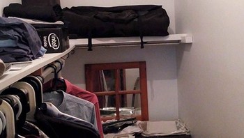Si kucing ada di dalam tas hitam di atas.Foto: boredpanda