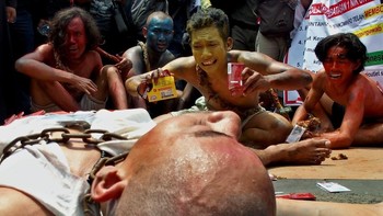 Aksi teatrikal juga dilakukan KNCI Semarang. R. Rekotomo/ANTARA FOTO.