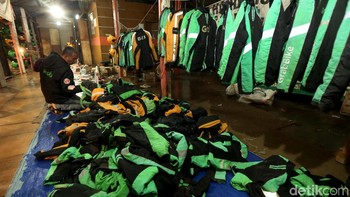 Selain helm, pedagang juga menjual jaket bekas ojek online.
