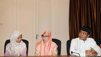 Rifdah Farnidah didampingi keluaga dan guru mengajinya.