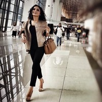 Penyanyi lagu lawas Yuni Shara terlihat tampil dengan nuansa monokrom saat berada di bandara. Memakai jaket cokelat, dia menenteng tas Hermes Birkin 30 cm Gold Togo Hardware seharga US$ 18.750 atau sekitar Rp 258 juta. Foto: Instagram