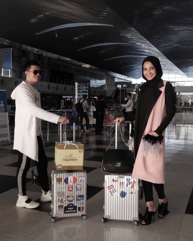 Zaskia Sungkar tampil stylish di bandara bersama sang suami Irwansyah. Jika Irwan terlihat membawa kue kekinian yang dijualnya, Zaskia tampak memegang tas Chanel classic ukuran besar seharga Rp 80 jutaan. Foto: Instagram