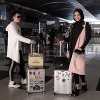 Zaskia Sungkar tampil stylish di bandara bersama sang suami Irwansyah. Jika Irwan terlihat membawa kue kekinian yang dijualnya, Zaskia tampak memegang tas Chanel classic ukuran besar seharga Rp 80 jutaan. Foto: Instagram