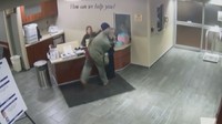 Seorang perempuan berhijab tiba-tiba diserang saat mengunjungi sebuah rumah sakit di Michigan, Amerika Serikat. Pelaku penyerangan diidentifikasi bernama John Deliz (57). Dilansir dari CBS News, Senin (2/4/2018), peristiwa tersebut terjadi pada 10 Februari 2018. Lokasi penyerangan yakni di Rumah Sakit Beaumont di Dearborn, Michigan. Pelaku kini telah ditangkap. (Foto: Dok. CBS News)