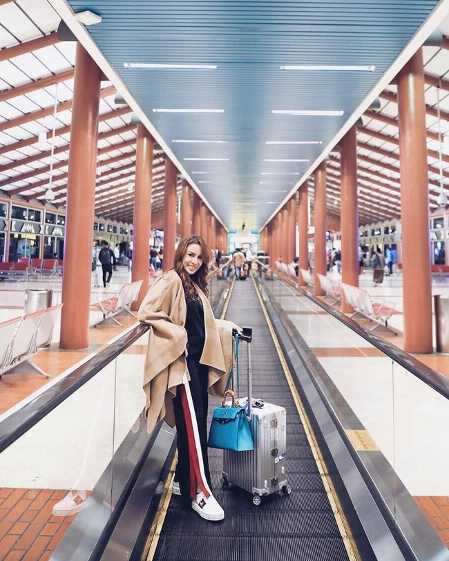 Vokalis band Geisha, Momo, yang juga mengoleksi tas Hermes, terlihat stylish di bandara menenteng salah satu koleksinya. Momo membawa tas Hermes Kelly Bleu Blue Paon GHW Epsom Sellier seharga US$ 18.000 atau sekitar Rp 248 juta. Dia juga tampil dengan celana dan sneakers dari brand Gucci. Foto: Instagram