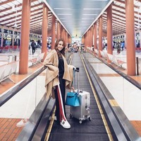 Vokalis band Geisha, Momo, yang juga mengoleksi tas Hermes, terlihat stylish di bandara menenteng salah satu koleksinya. Momo membawa tas Hermes Kelly Bleu Blue Paon GHW Epsom Sellier seharga US$ 18.000 atau sekitar Rp 248 juta. Dia juga tampil dengan celana dan sneakers dari brand Gucci. Foto: Instagram