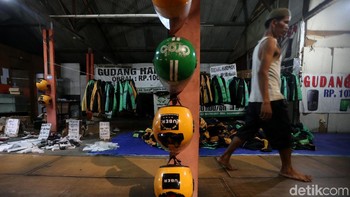Jaket bekas ojek online itu dijual dengan harga Rp 75.000.