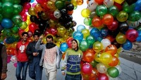Seperti di Afganistan, Nowruz akan dirayakan dengan meriah. Balon berwarna-warni akan dijajakan di pinggir jalan untuk dijual. (REUTERS/Mohammad Ismail)