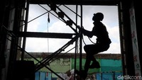 Seorang pekerja tengah menyelesaikan pembangunan stasiun LRT.