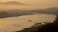 Foto: Sebuah perahu meluncur melintasi Sungai Papagayo di hilir La Concepcion, komunitas kecil di wilayah dekat Acapulco, Meksiko (Rebecca Blackwell/CNN Travel)