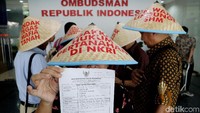 Seorang warga Pondok Jaya, Bintaro, memamerkan surat pengaduan dari Ombudsman soal kepemilikan tanah, Senin (2/4/2018).