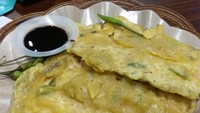 Hayoo siapa yang mau? Tempe mendoan yang hangat memang paling enak dicocol kecap manis ataupun dimakan dengan cabai rawit pedas. Foto: Instagram @mediocre_culinary