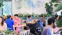 Di akhir pekan tak jarang Au79 dipadati pengunjung. Mulai dari anak muda hingga keluarga. Wah, seru ya! Foto: Instagram au79cafe