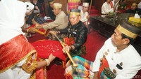 Dalam rangka HUT ke-688, Pemerintah Kabupaten Bone, Sulawesi Selatan mempersembahkan serangkaian upacara adat Mattompang Arajang. (Zulkipli Natsir/detikTravel)