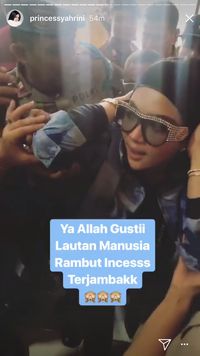 Syahrini memegang rambut karena terjambak.