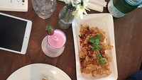 Makan siang Aura Kasih kali ini mewah. Steak wagyu dan ayam goreng tepung serta jus strawberry. Kelihatannya lezat! Duh, jadi mau. Foto: Instagram @aurakasih