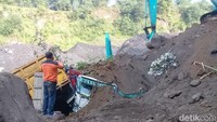 Hingga kini proses evakuasi masih berlangsung memakai alat berat.  (Foto: Dok Kades Kepuharjo)