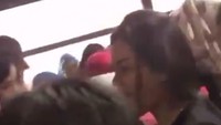 Kekacauan terjadi di sebuah outlet merek terkenal Victorias Secret di Kinabalu, Malaysia. Video yang memperlihatkan situasi tersebut kemudian viral di Malaysia melalui media sosial. Peristiwa tersebut terjadi pada Minggu (1/4) kemarin. Kala itu outlet tersebut memang tengah mengadakan promo 62% pada 31 Maret-1 April. (Foto: Dok. Twitter via The Star)