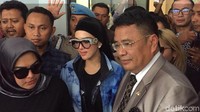 Alhamdulillah saya sehat, nanti saja ya saya jelaskan, kata Syahrini kepada wartawan.