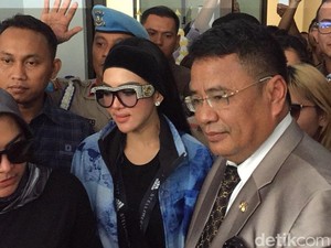Heboh Masuk Ruang Sidang, Syahrini Disoraki Jemaah First Travel