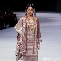 Fashion show koleksi busana terbaru Ghea Panggabean mengangkat tema Spirit of Toba’ dan terinspirasi keindahan kain Ulos di Indonesia Fashion Week 2018, Rabu [28/3/2018]. [Foto: Mohammad Abduh/Wolipop]