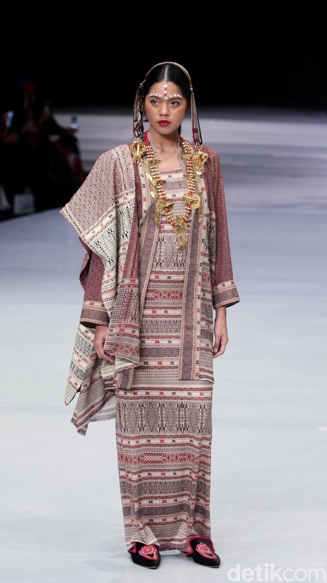 Fashion show koleksi busana terbaru Ghea Panggabean mengangkat tema Spirit of Toba’ dan terinspirasi keindahan kain Ulos di Indonesia Fashion Week 2018, Rabu [28/3/2018]. [Foto: Mohammad Abduh/Wolipop]