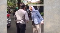 Peristiwa ini berawal saat mobil Ratna diderek petugas pada Selasa (3/4) pagi. Saat itu, Ratna yang berada di Taman Tebet mengaku berencana pulang ke rumah. Namun, datang petugas menderek mobilnya. Ratna marah dan memprotes karena di lokasi tersebut tak ada tanda larangan parkir. Ratna lalu menelepon Gubernur DKI Jakarta Anies Baswedan. Tapi karena telepon ke Anies tak diangkat,  dia lalu tersambung dengan staf Anies bernama John (Foto: 20Detik)
