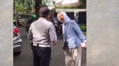 Aneka Meme Kena Derek Hubungi Anies