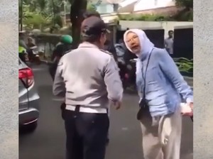Wakadishub: Mobil Ratna Sarumpaet Diderek Lalu Diambil