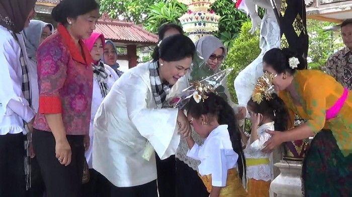 Kunjungi PAUD di Bali, Ibu Negara Disambut Tari Pendet
