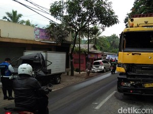Tabrakan Beruntun di Sukabumi, Dua Mobil Ringsek