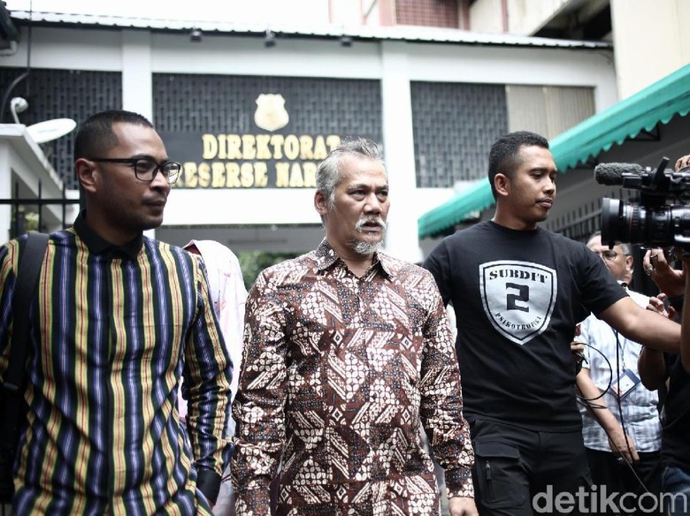 Mengeluh Sakit, Tio Pakusadewo Sampaikan Ini ke Pengacara Mengeluh Sakit, Tio Pakusadewo Sampaikan Ini ke Pengacara