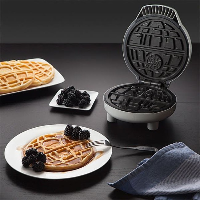 Waffle bertema Starwars memang tidak diharuskan. Tapi dengan waffle maker seharga Rp 400 ribuan ini, sarapan pagi Anda jadi lebih Instagramable. Foto: Thinkgeek