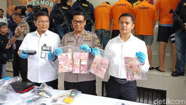  Polda Metro Jaya merilis kasus pembobolan ATM dengan modus skimming, Selasa (3/4/2018)