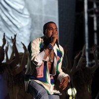 Ternyata Kanye West juga salah satu selebriti pria yang pernah pakai baju wanita. Ketika itu, Kanye tampil di festival Coachella mengenakan atasan sutra dari koleksi wanita keluaran brand high end Celine. Foto: Getty Images