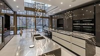 Dapurnya dilapisi marmer mewah, sementara rak peralatan masak dan makan dilapisi berlian Swarovski. Compass Realty/Istimewa.