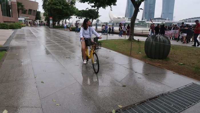 Bersepeda saat musim hujan, kenapa enggak? Foto: (Bonauli/detikTravel) Bersepeda saat musim hujan, kenapa enggak? Foto: (Bonauli/detikTravel)