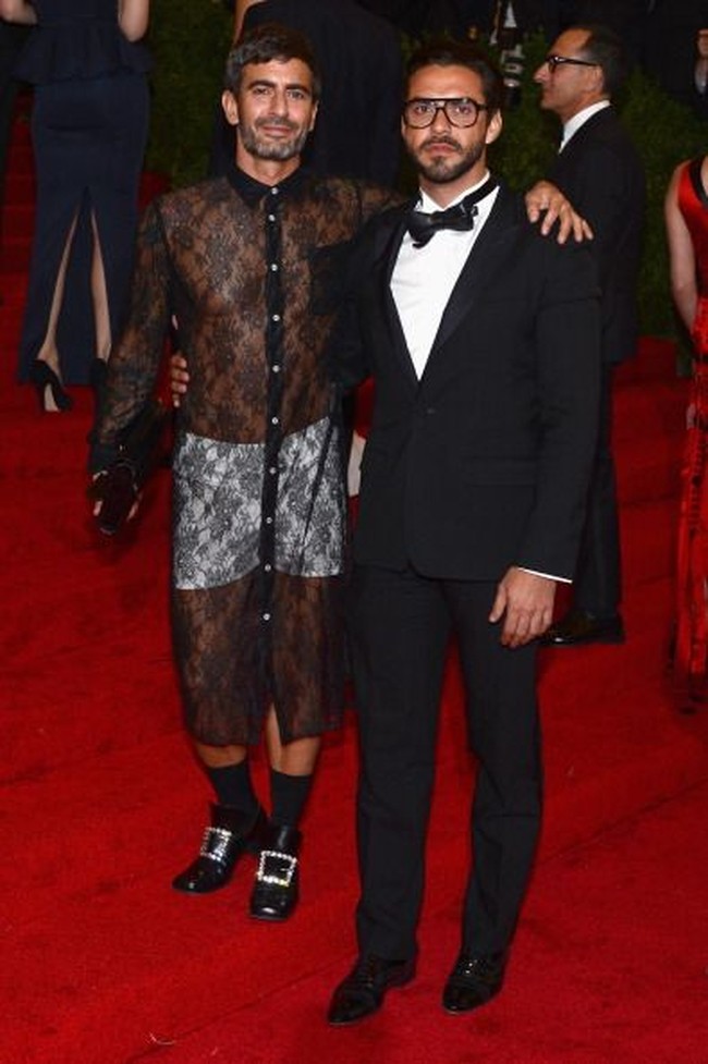 Marc Jacobs tampil mencuri perhatian ketika tampil mengenakan dress renda di Met Gala 2012. Apalagi terusan panjang tersebut transparan dan terlihat jika ia hanya mengenakan celana pendek putih sebagai dalaman. Menurutnya, tampil dengan setelan jas sudah membosankan. Foto: Getty Images
