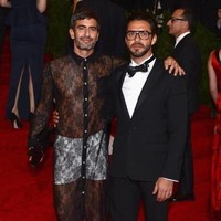 Marc Jacobs tampil mencuri perhatian ketika tampil mengenakan dress renda di Met Gala 2012. Apalagi terusan panjang tersebut transparan dan terlihat jika ia hanya mengenakan celana pendek putih sebagai dalaman. Menurutnya, tampil dengan setelan jas sudah membosankan. Foto: Getty Images