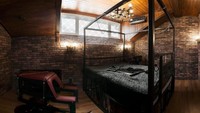 Kalau ini, Torture Room alias kamar penyiksaan. Kamar ini memang ditujukan untuk traveler yang sedikit gila soal BDSM (cherrytwins.com)