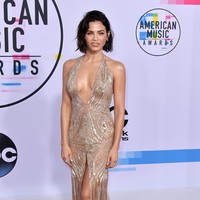 Hadiri American Music Awards 2017, Jenna Dewan memesona dengan gaun berbelahan dada rendah. Foto: Getty Images